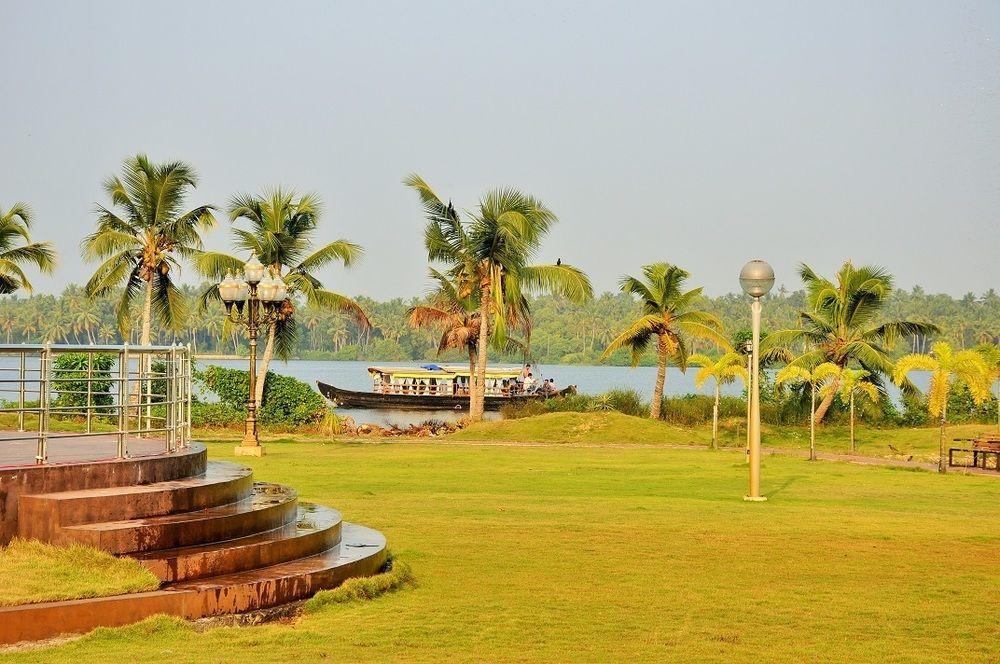 Lake Palace Trivandrum Vettutura Exteriör bild