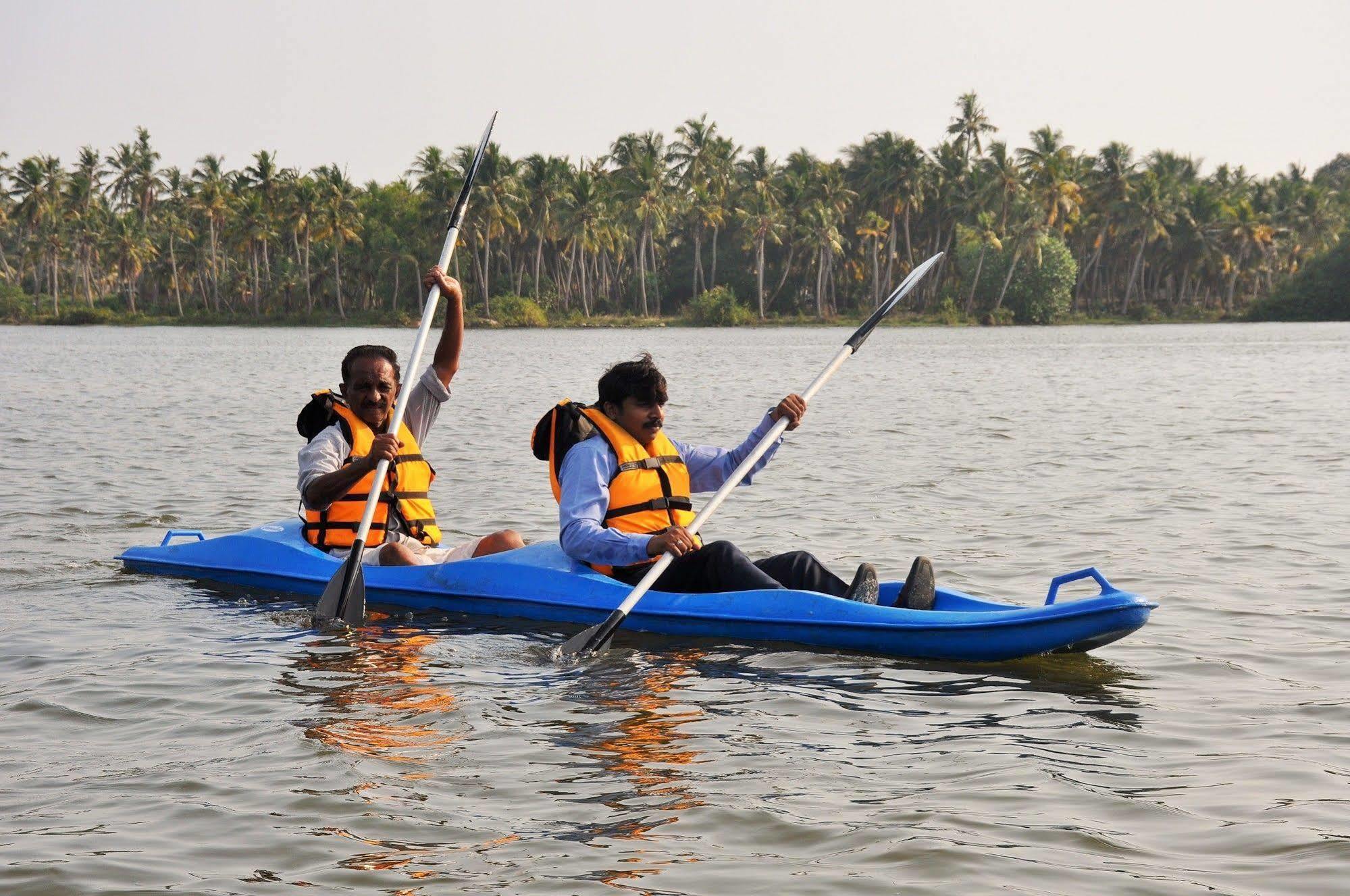 Lake Palace Trivandrum Vettutura Exteriör bild