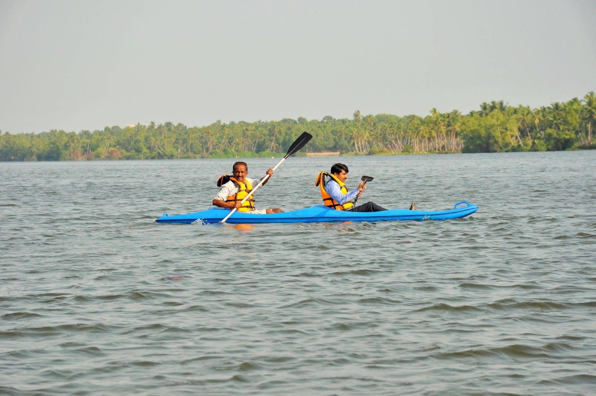 Lake Palace Trivandrum Vettutura Exteriör bild